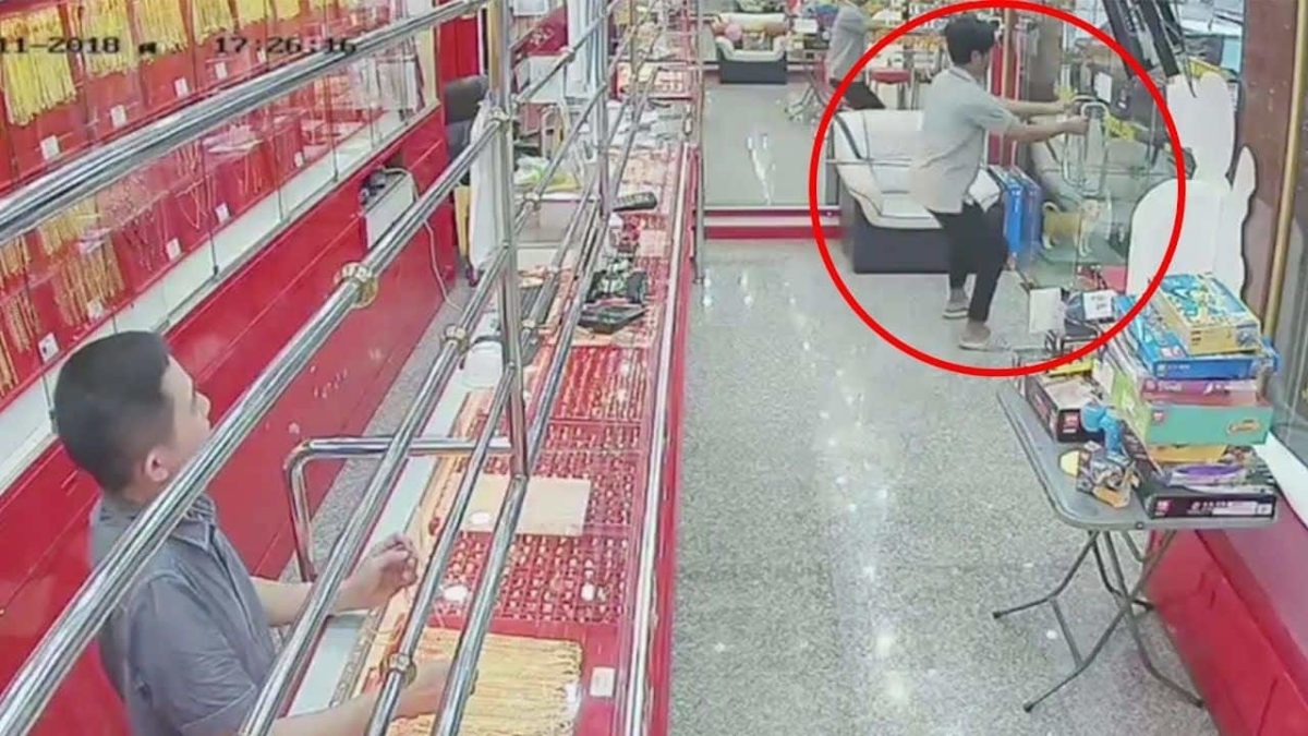 1625672446_maxresdefault-1.jpg, वायरल वीडियो: चोर ने सोने की चेन चुराने की कोशिश की, दुकान का दरवाजा बंद होने पर लौटा दिया