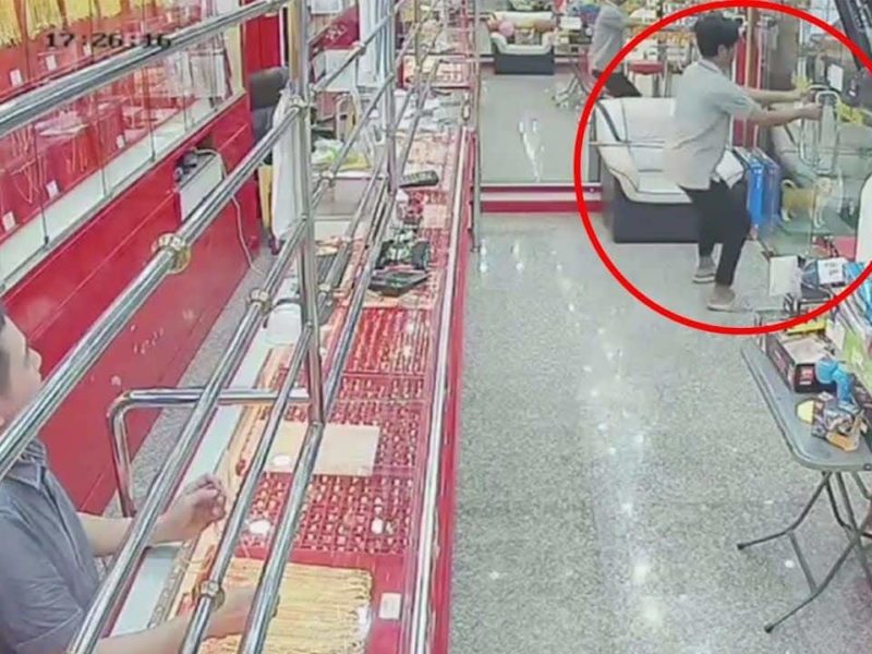 1625672446_maxresdefault-1.jpg, वायरल वीडियो: चोर ने सोने की चेन चुराने की कोशिश की, दुकान का दरवाजा बंद होने पर लौटा दिया