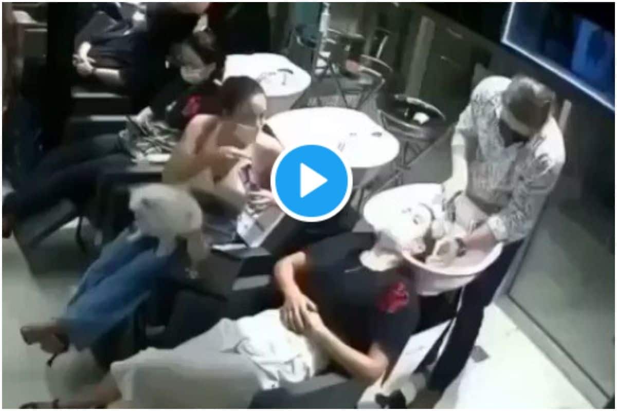 Viral Video: Angry Hairdresser Does This To Woman Talking to Her Friend During Head Wash. Watch