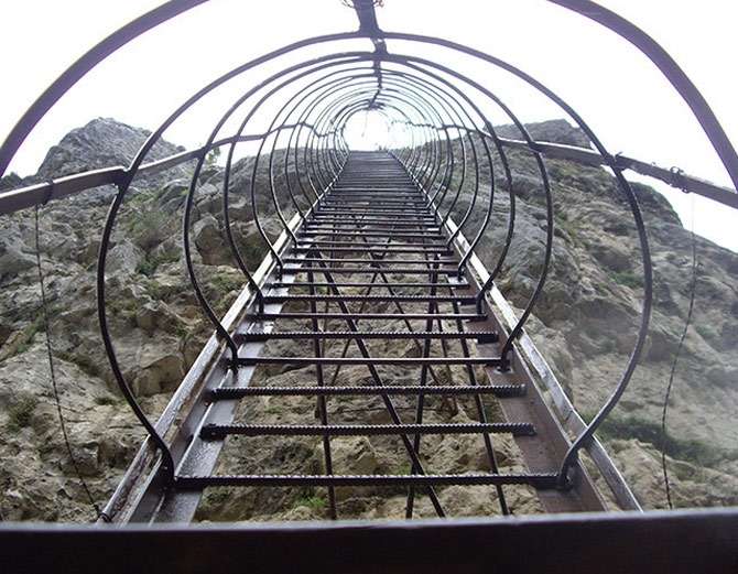 कात्स्खी पिलर पर चढ़ने-उतरने के लिए 131 फीट की सीड़ियां