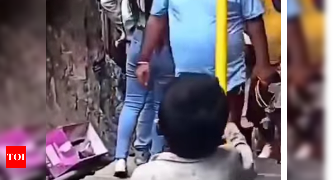वायरल वीडियो में एक छोटा लड़का लोगों को मास्क पहनने की हिदायत दे रहा है