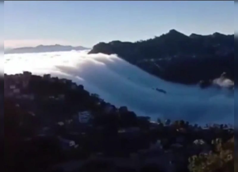वायरल वीडियो में पहाड़ों पर उतरते बादलों को दिखाया गया है