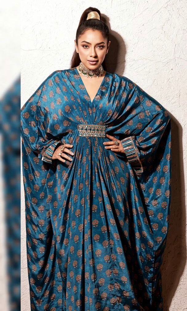  फोटोज में रुपाली गांगुली ब्लू कलर के कफ्तान ड्रेस में नजर आ रही हैं. (फोटो साभारः इंस्टाग्रामः @rupaliganguly)