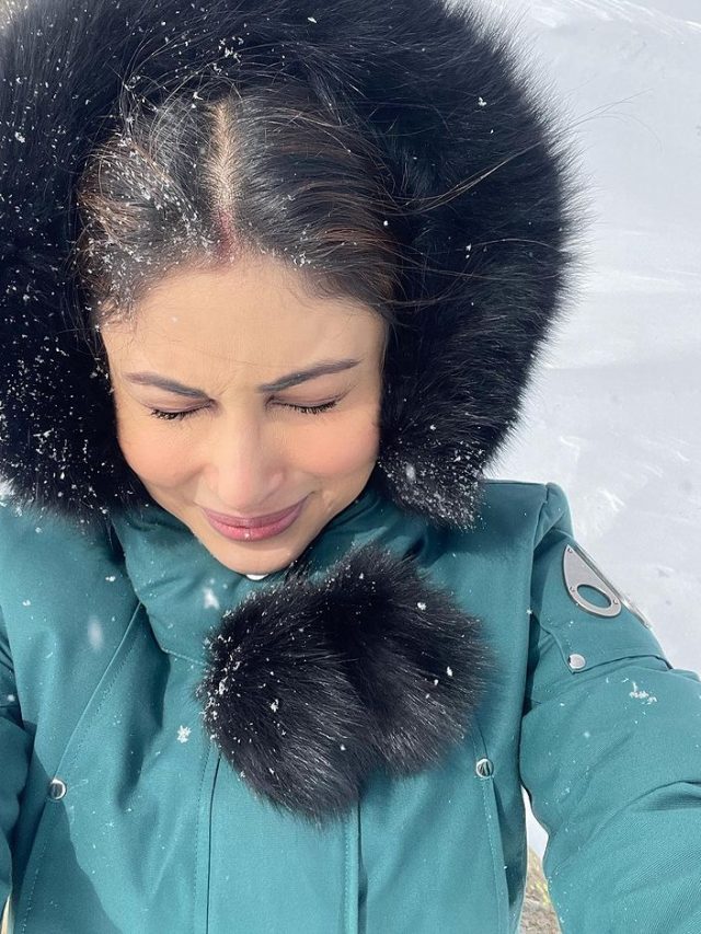 Mouni Roy Honeymoon: बर्फीली वादियों का मजा ले रही हैं मौनी रॉय