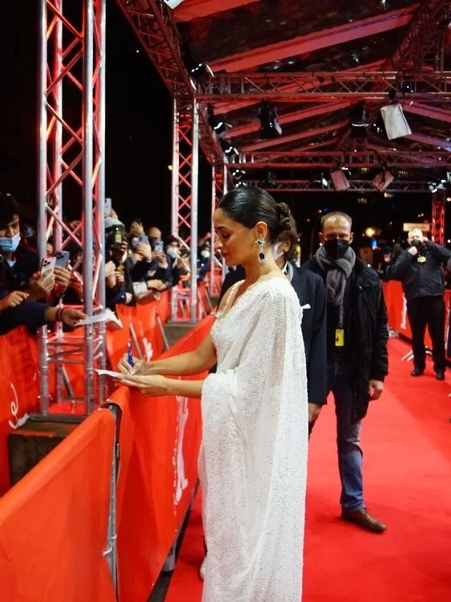 Berlin Film Festival: आलिया ‘गंगूबाई काठियावाड़ी’ स्टाइल में PICS